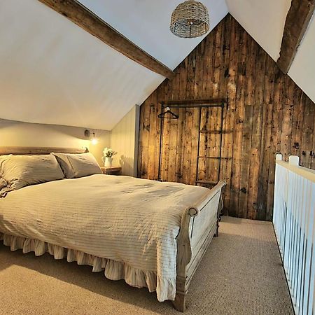 The Threshing Barn At Penrhos Court Villa Kington  Bilik gambar